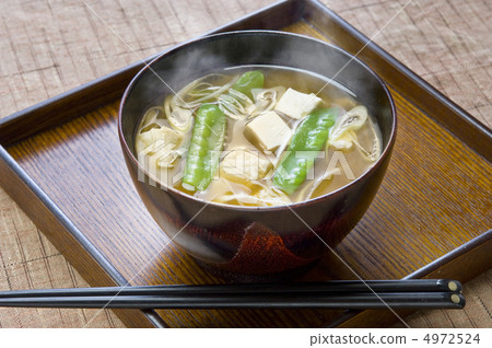Miso soup with silk shea and tofu 4972524
