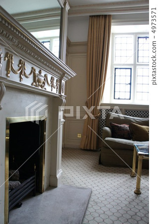 帶壁爐的房間 4973571