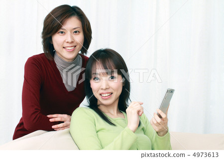 Two women watching smaho 4973613