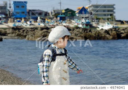 Child and coast Child and coast 4974041