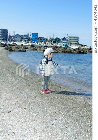 Child and coast 4974042
