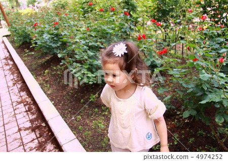 在花床前面的一個女孩 4974252