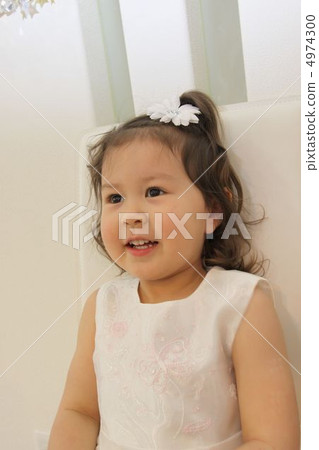 穿裙子的女孩 穿裙子的女孩 4974300