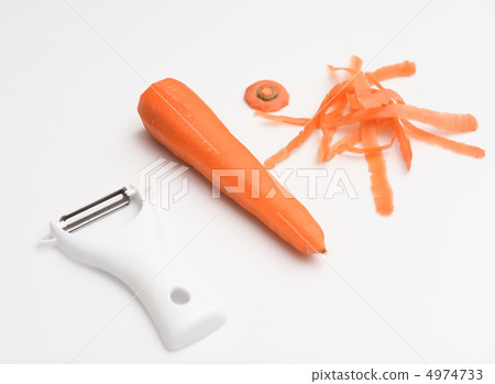 Peelers and carrots 4974733