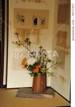 Flower arrangement in autumn Flower arrangement in autumn 4975367