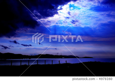 Clouds break 4978160