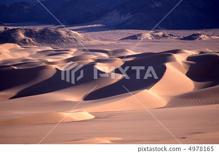 Dunes of the Sahara Desert 4978165