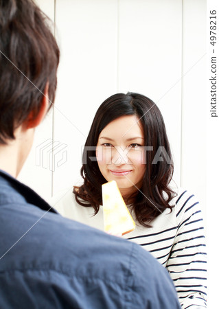 A young lady who takes breakfast 4978216