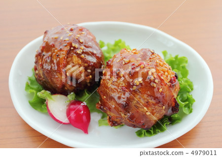 meat wrapped rice ball  4979011