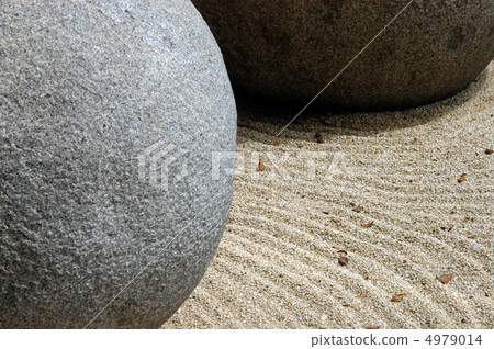 Round stones and white sand 4979014