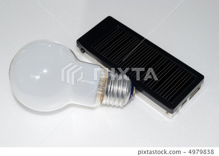 太陽能電池和燈泡 4979838