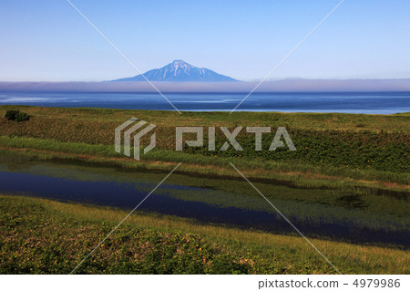 Sarobetsu Hara and Rishiri Fuji 4979986