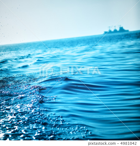 Blue Ocean Waves 4981042