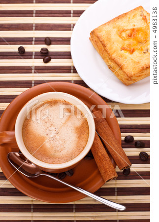 Coffee Cup an Pie 4983138