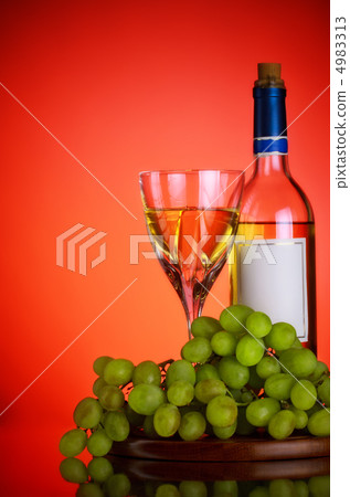bottle and glass of wine, grape bunch bottle and glass of wine, grape bunch 4983313