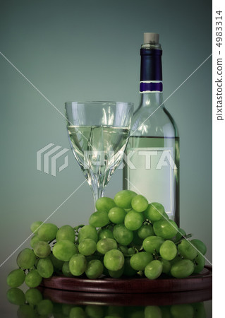 bottle and glass of wine, grape bunch 4983314