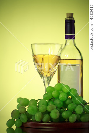 bottle and glass of wine, grape bunch bottle and glass of wine, grape bunch 4983415