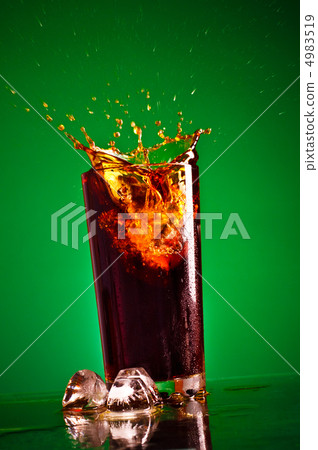 Splashing Cola Splashing Cola 4983519