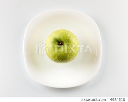 green apple on white dish 4984610
