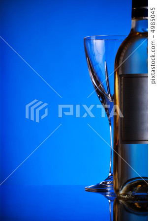 bottle and glass 4985045