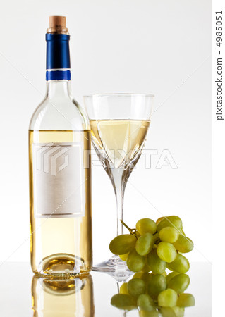 bottle and glass of wine, grape bunch 4985051