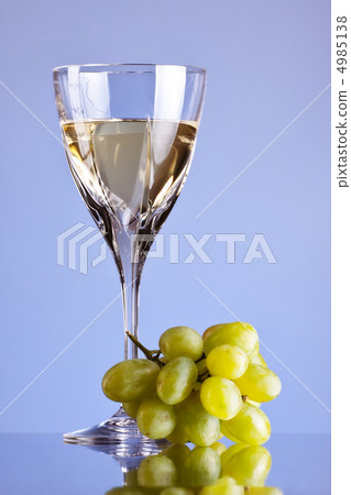 glass of white wine and grape 4985138