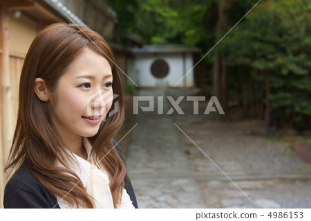 A young woman sightseeing in Kyoto 4986153