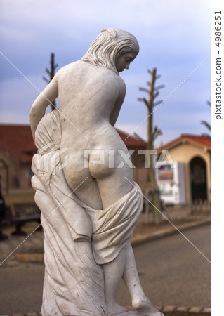 Nude statue 4986251