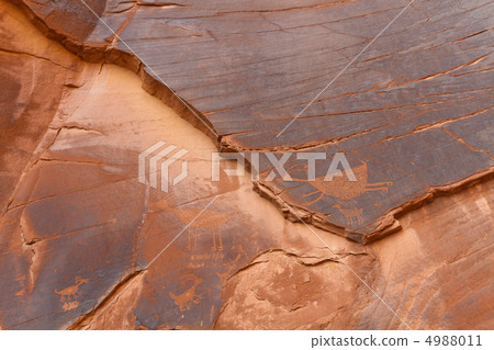 紀念碑谷刻在岩石上的文字 4988011