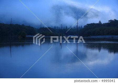 Kamikochi Taisho池塘在黎明 4995041