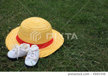 嬰兒鞋和草帽 4995348