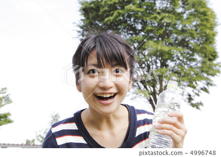 People who smile with mineral water Model: Otomo Ayumi People who smile with mineral water Model: Otomo Ayumi 4996748