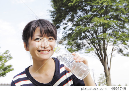 用礦泉水微笑的人模型:大友Ayumi 用礦泉水微笑的人模型:大友Ayumi 4996749