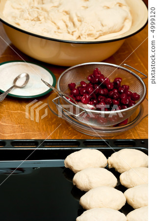 Small cherry pies Small cherry pies 4999120