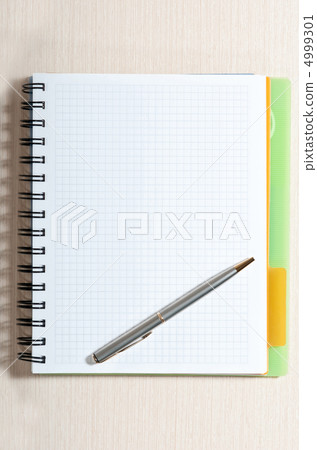 Note pad and pen 4999301