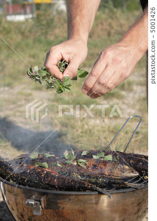 preparing grilled fishes preparing grilled fishes 5001426