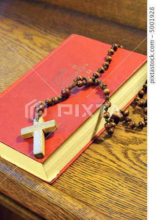 Bible and wooden rosary bead - detail 5001928