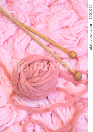Sphere of pink wool with needles 5001982
