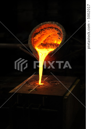 Foundry - molten metal poured from ladle into mould - lost wax casting 5002017