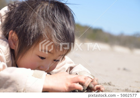 Boys playing on the beach 5002577
