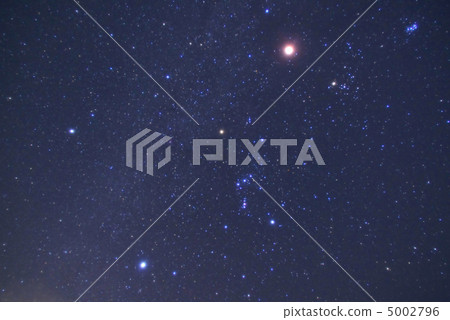 月全食和冬季滿天星斗的天空 5002796