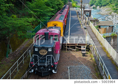 佐賀野觀光鐵路卡車列車在虎六甲保津峽站下車 佐賀野觀光鐵路卡車列車在虎六甲保津峽站下車 5003964