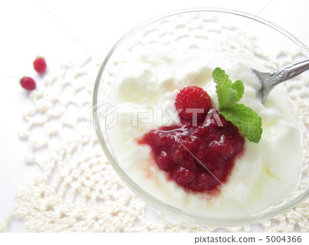 Hand made wild strawberry jam dessert Hand made wild strawberry jam dessert 5004366
