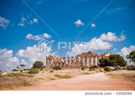 Greek temple in Selinunte Greek temple in Selinunte 5008986