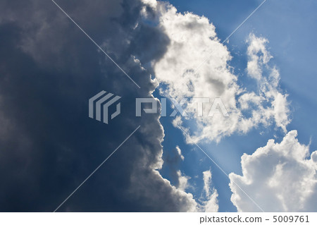 Clouds in the blue sky 5009761