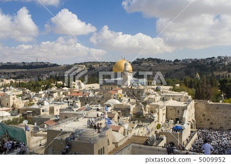 Gold cupola of the mosque of Omar on The Temple mountain in Jeru 5009952