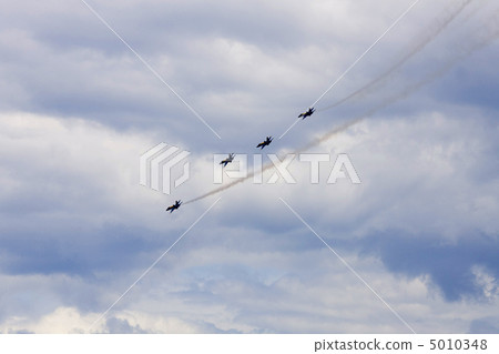 Blue Angels Fly in Tight Formation 5010348