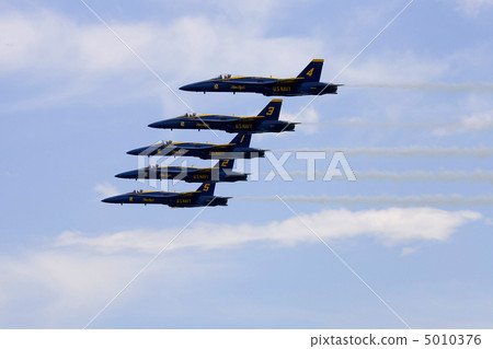 Blue Angels Fly in Tight Formation Blue Angels Fly in Tight Formation 5010376