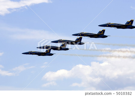 Blue Angels Fly in Tight Formation 5010382