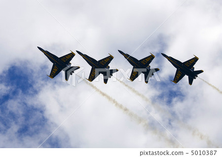 Blue Angels Fly in Tight Formation Blue Angels Fly in Tight Formation 5010387